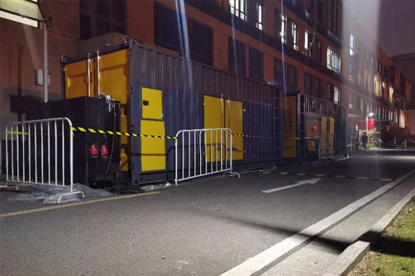 彭山柴油发电机组的输出电压是如何调节的？