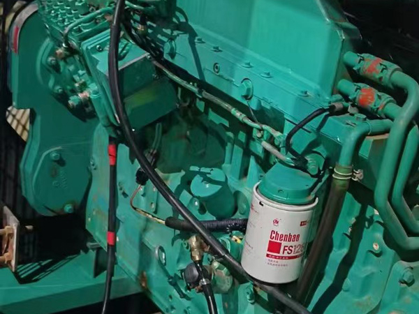 彭山如何确定新的发电机组控制系统是否与原系统兼容？